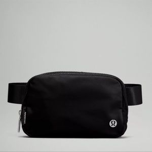 EVERYWHERE BELT BAG in black